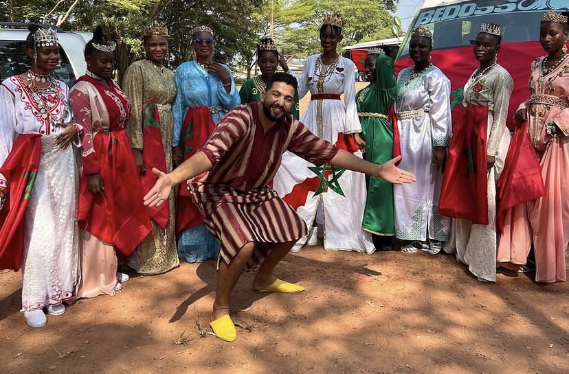 A content creator gives Ivoires a Moroccan caftan to introduce the heritage of Ivory Coast