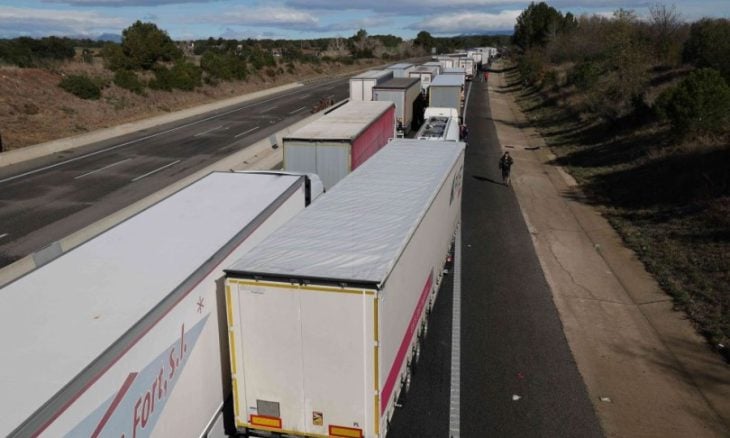 The opposition enters the line of European farmers intercepting Moroccan trucks