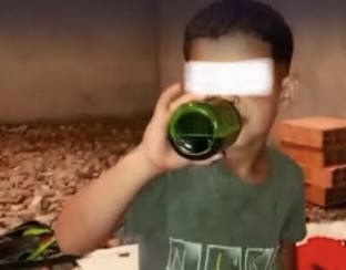“ما تقيش ولدي” تدخل على خط فيديو إجبار طفل على شرب الكحول –
