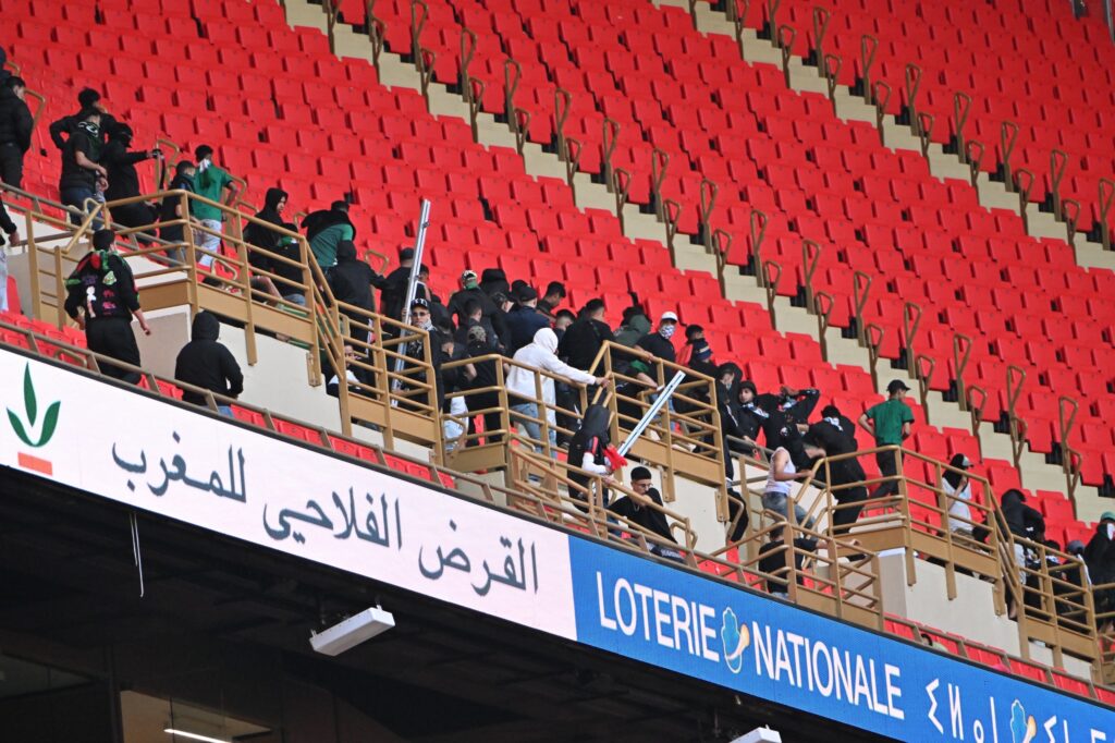 الشغب الرياضي يطيح بـ 136 شخصا عقب موقعة الرجاء والجيش بالرباط –